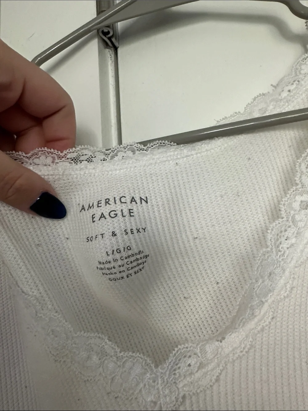 American Eagle Outfitters White V-Neck Short Sleeve Tee